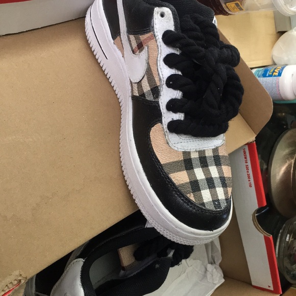 Nike custom design on Nike fits ladies 7 no bigger or smaller w box - Picture 2 of 7